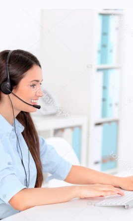Mujer jóven frente al computador haciendo una videollamada