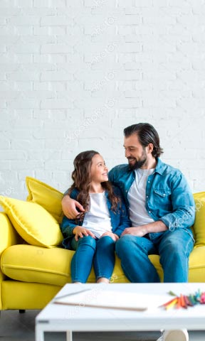 Padre e hija convesando en el sofá