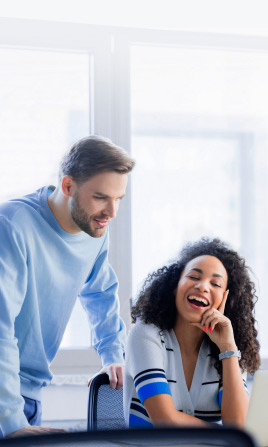 Compañeros en la oficina sonriendo