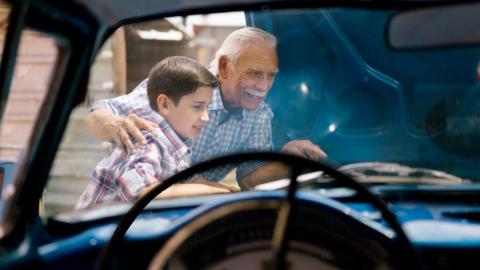 Abuelo con nieto revisando un vehiculo