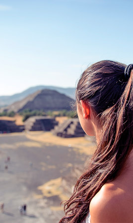 Mujer mirando las piramides.