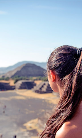 Mujer mirando las piramides.