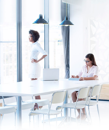 Dos mujeres trabajando