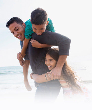 Una familia disfrutando en la playa.