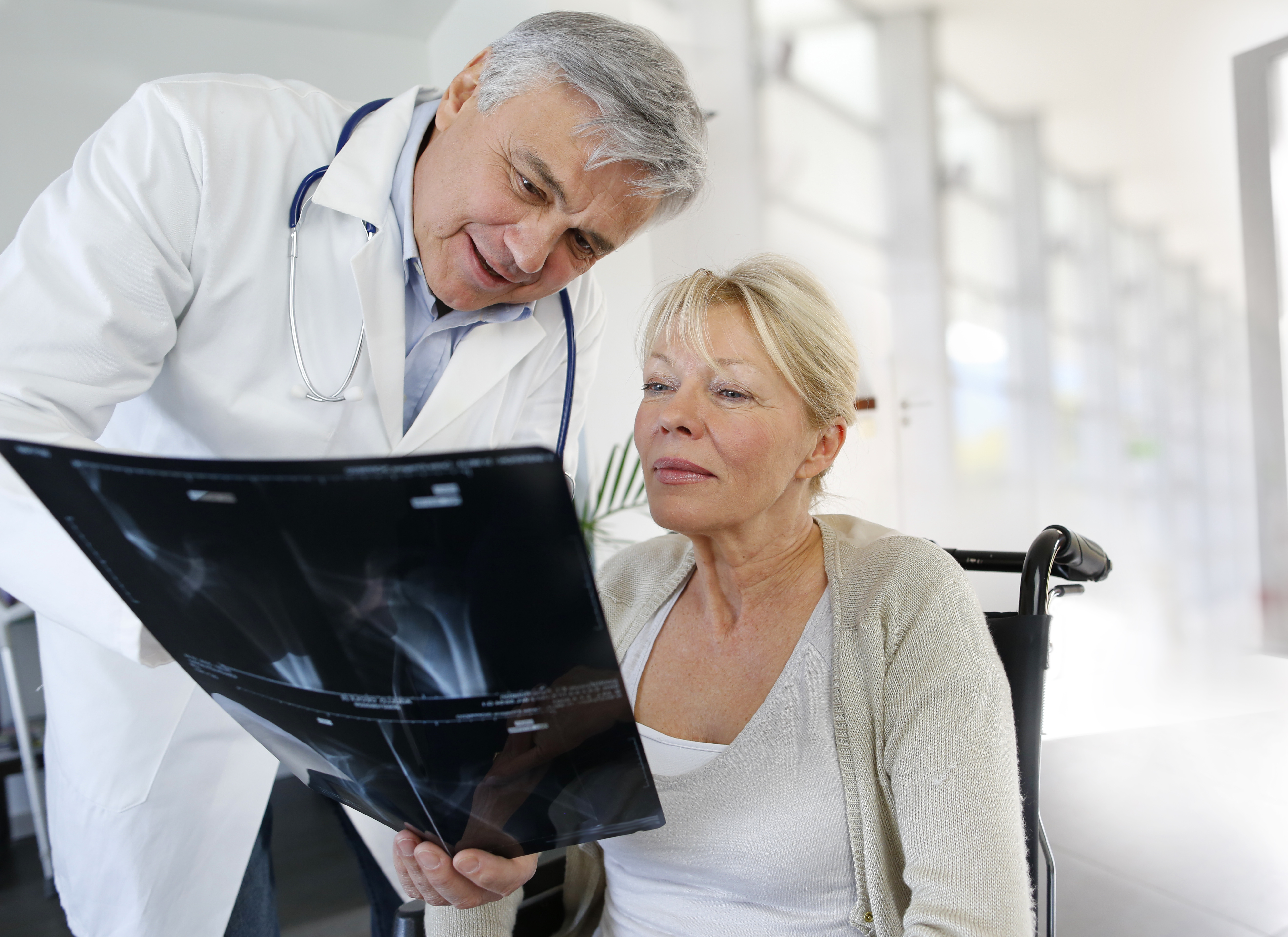 paciente-con-doctor-en-hospital
