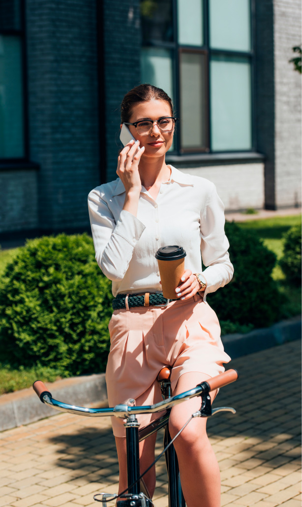 Mujer hablando por celular