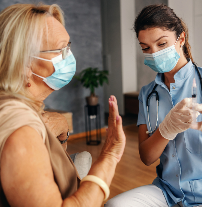 Doctora atendiendo un paciente