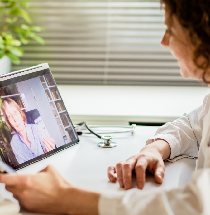 Doctora en consulta virtual