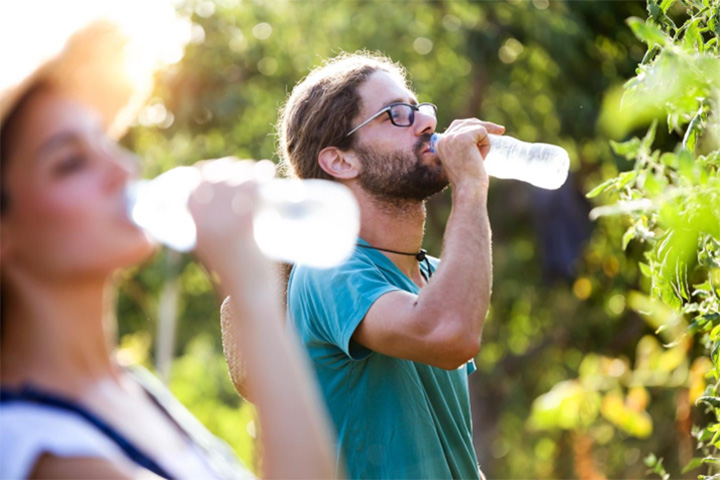 Hidratación Constante: El Pilar de la Salud en Calor Extremo