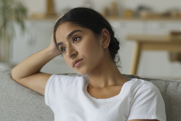 Mujer joven con bloqueo emocional