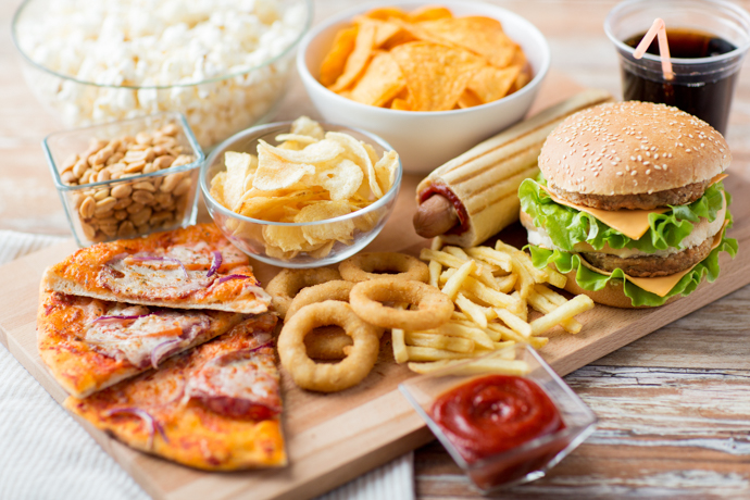 Comida basura como pizza hamburguesas o patatas fritas