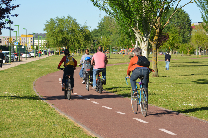 Ciclistas en el parque
