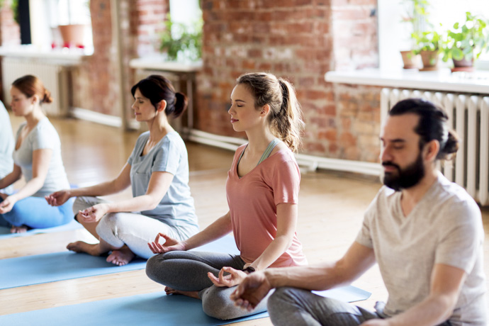 Personas practicando Yoga