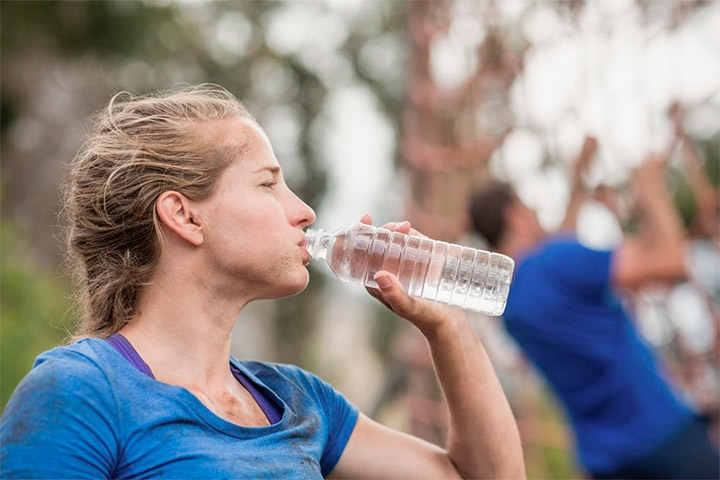 cuanta agua debo de tomar al día