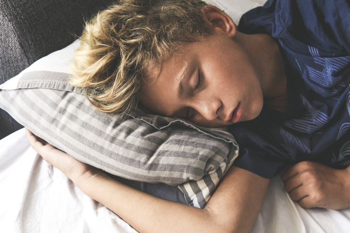 Adolescente durmiendo y descansando
