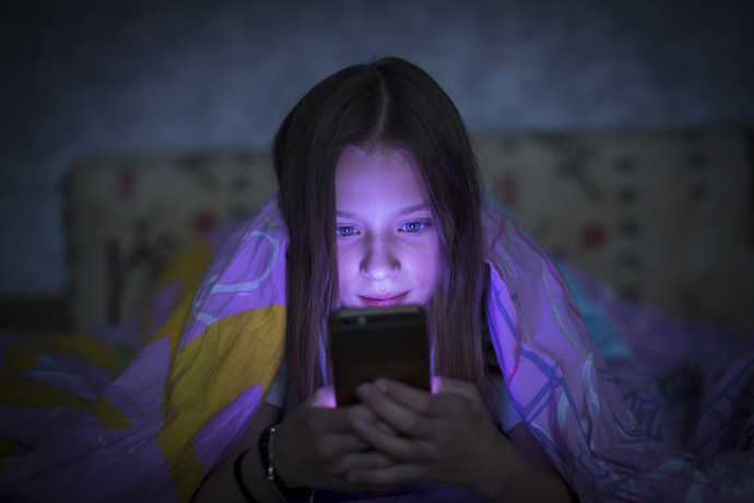 Adolescente no duerme por uso del teléfono