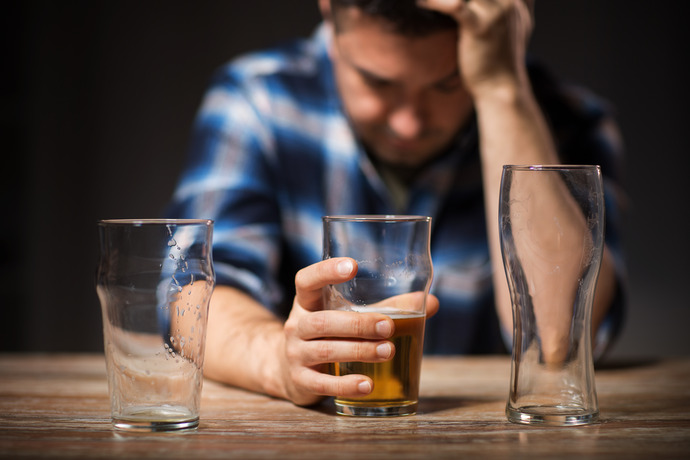 Hombre bebiendo su tercera pinta de cerveza