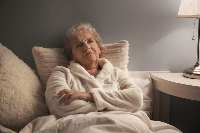 Mujer con Alzheimer no puede dormir