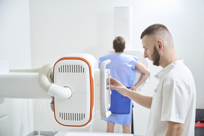 Hombre se hace exámenes por manchas en los pulmones