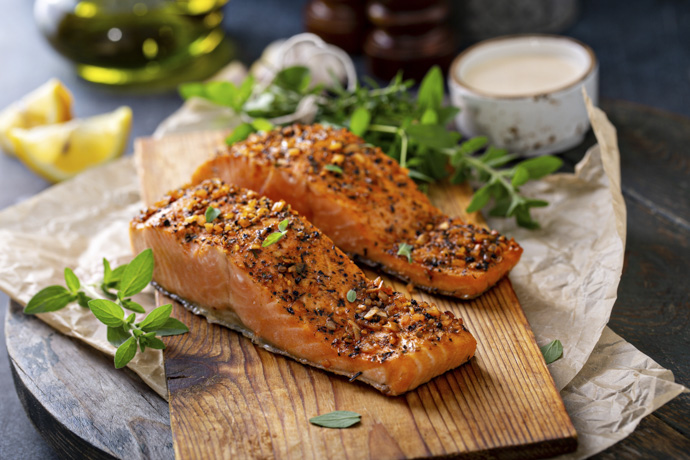 Salmón al horno como receta de un menú semanal saludable.
