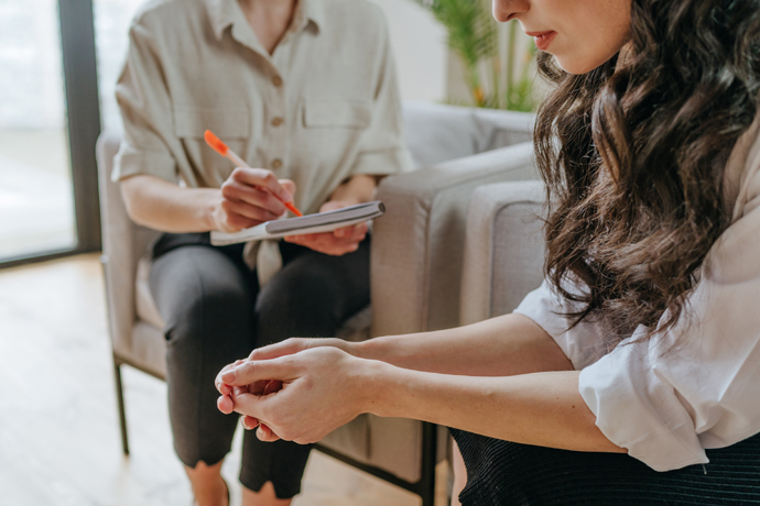 Mujer conversando con su psicólogo