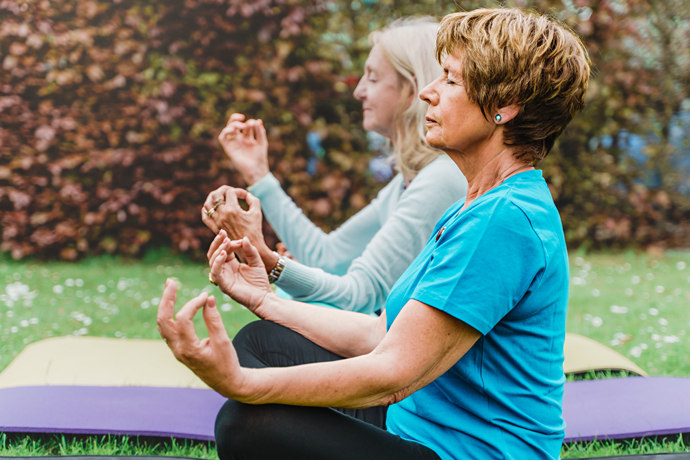 Mujeres mayores meditando