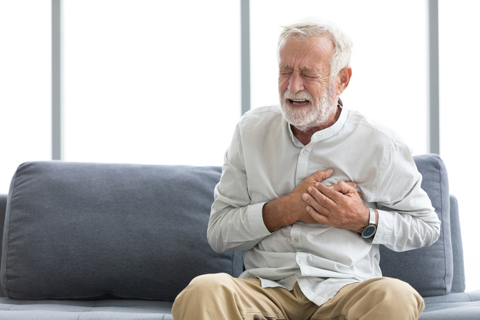 persona mayor con presión en el pecho sufriendo un infarto