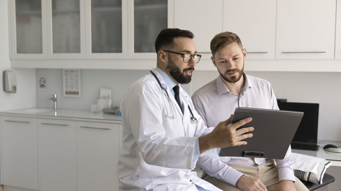 Persona preguntando al médico sobre sus niveles de VCM. 
