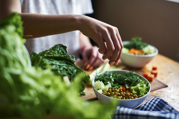 Mujer diabética prepara cena saludable