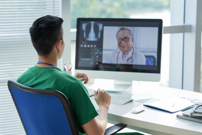 Dos profesionales de la salud teniendo una conferencia online.