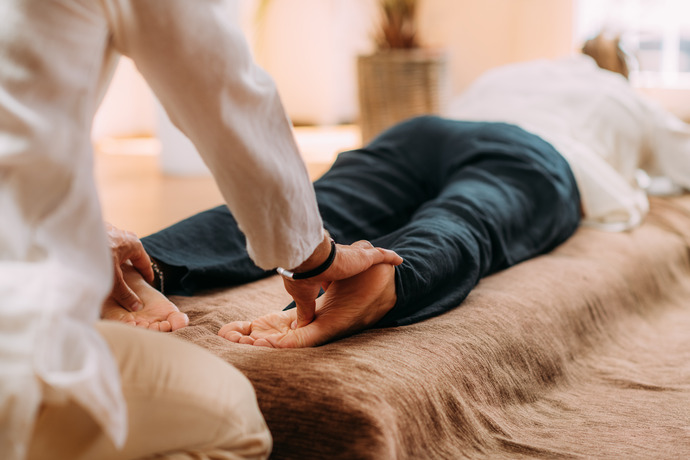 Paciente apendiendo qué es el shiatsu