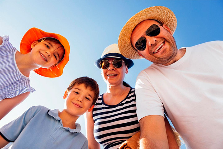 viaje familiar protegido con seguro de salud