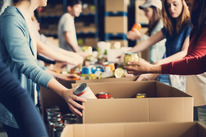 Voluntarios en banco de comida, empacando cajas