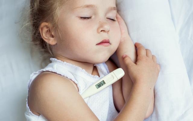 informal maestría becerro Cómo bajar la fiebre en niños y bebés - Bupa