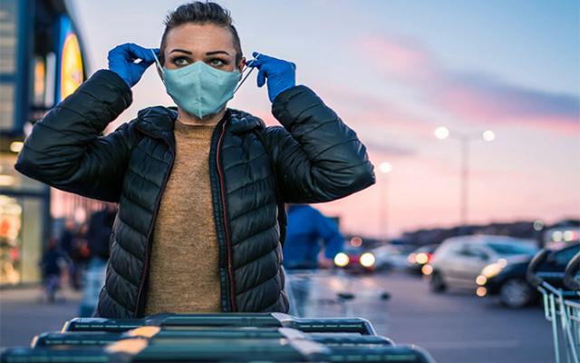 Mujer preparándose para ir de compras con máscara protectora