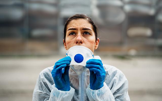 Médico utilizando máscara protectora