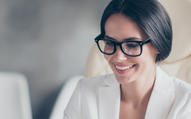 Banner contexto mujer en su oficina sonriendo