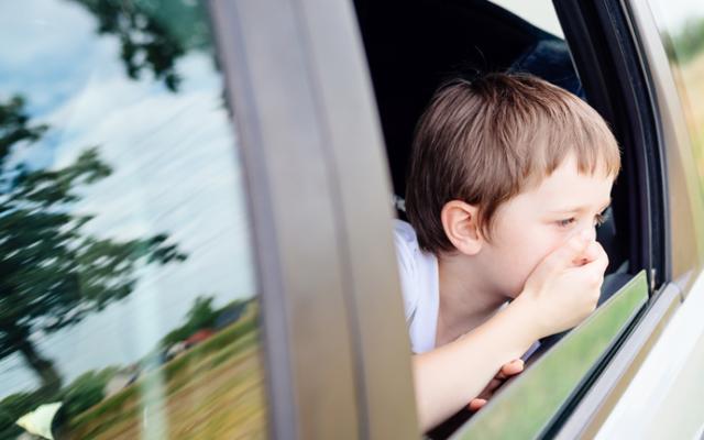 Niño mareado en el carro