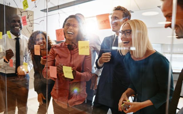 Empleados divirtiendose en el trabajo, riendo