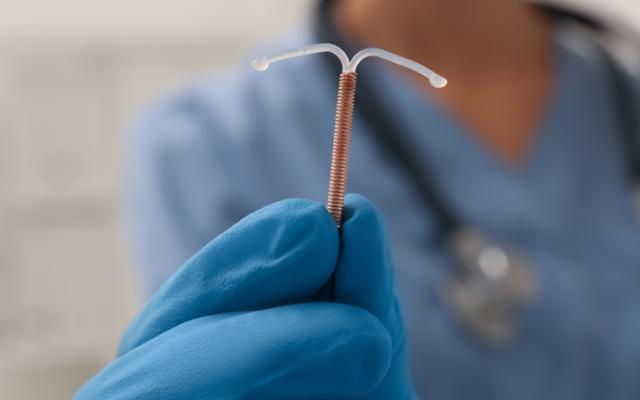 Doctor mostranddo método anticonceptivo intra uterino