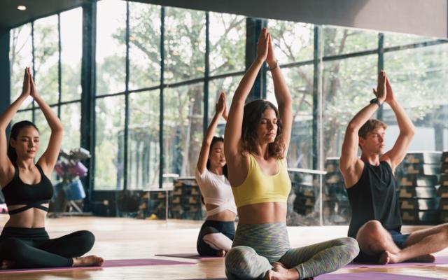 Mujeres en el gimnasio practicando yoga