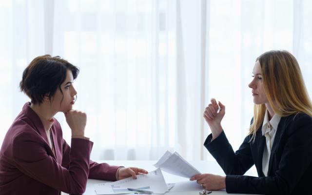 Dos mujeres de negocio en medio de una negociación