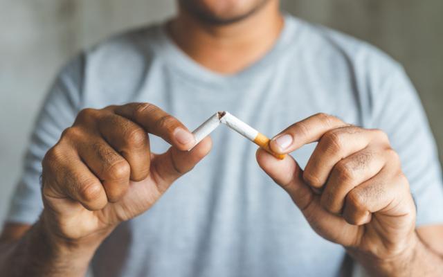 Hombre rompe un cirgarrillo decidido a superar los peores días al dejar de fumar