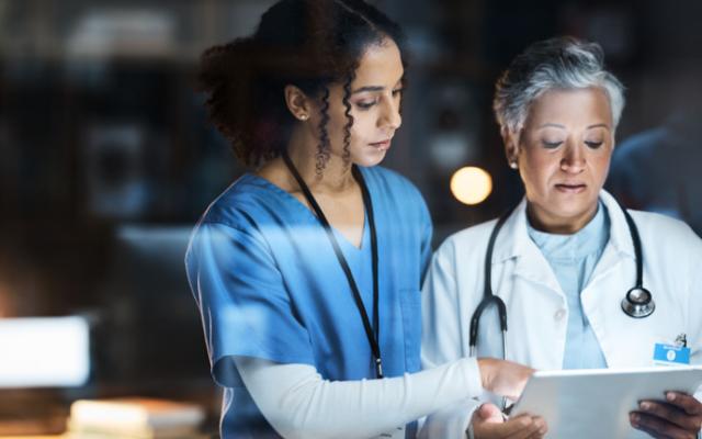 Médicos revisan información de paciente en red blockchain