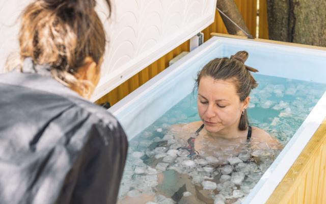 Mujer toma baño de hielo
