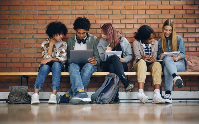 Jóvenes viviendo los cambios en la adolescencia.
