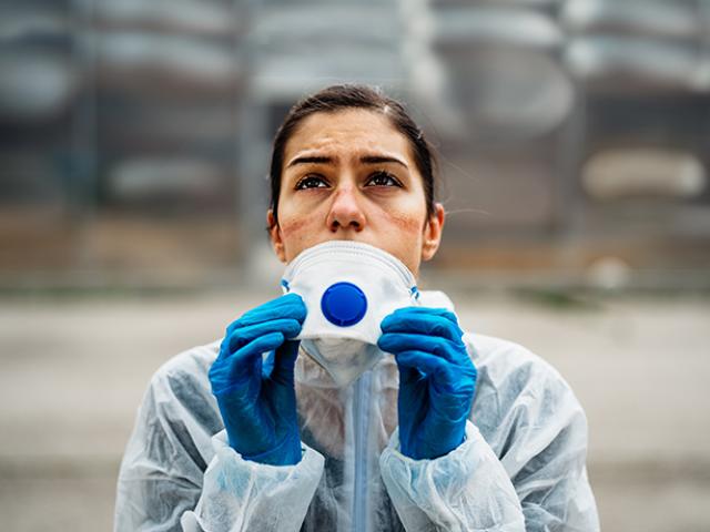 Médico utilizando máscara protectora
