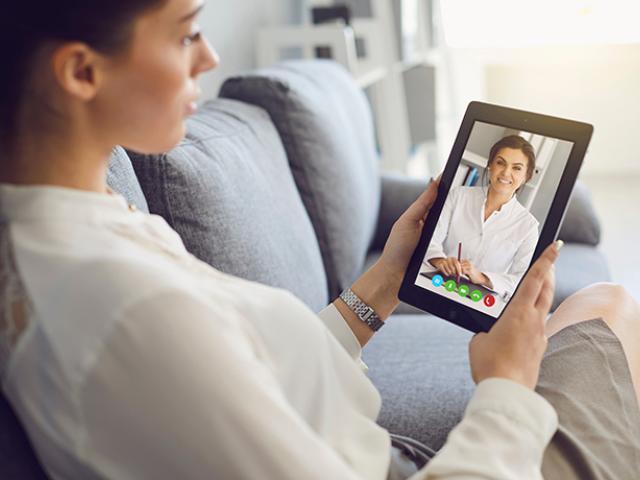 Mujer accediendo a doctor remotamente (telemedicina)