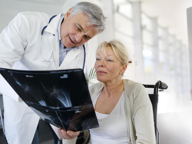paciente-con-doctor-en-hospital