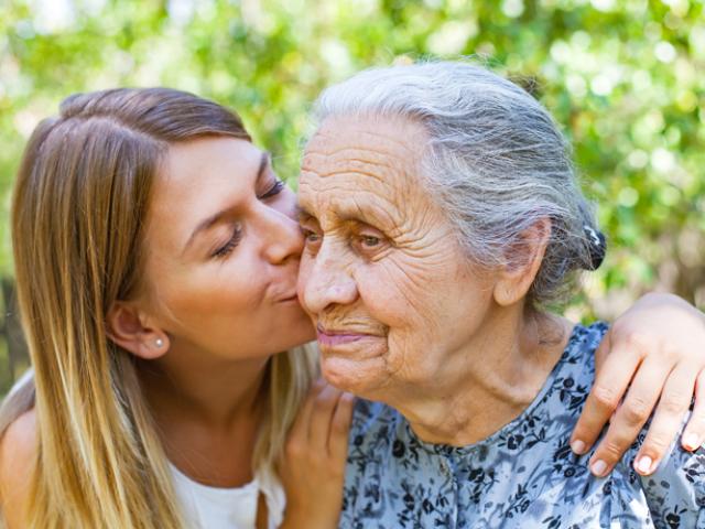 Hija dándole un beso a su madre